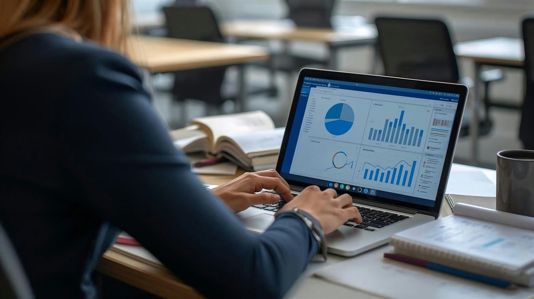 Person analysiert ein Kennzahlen-Dashboard