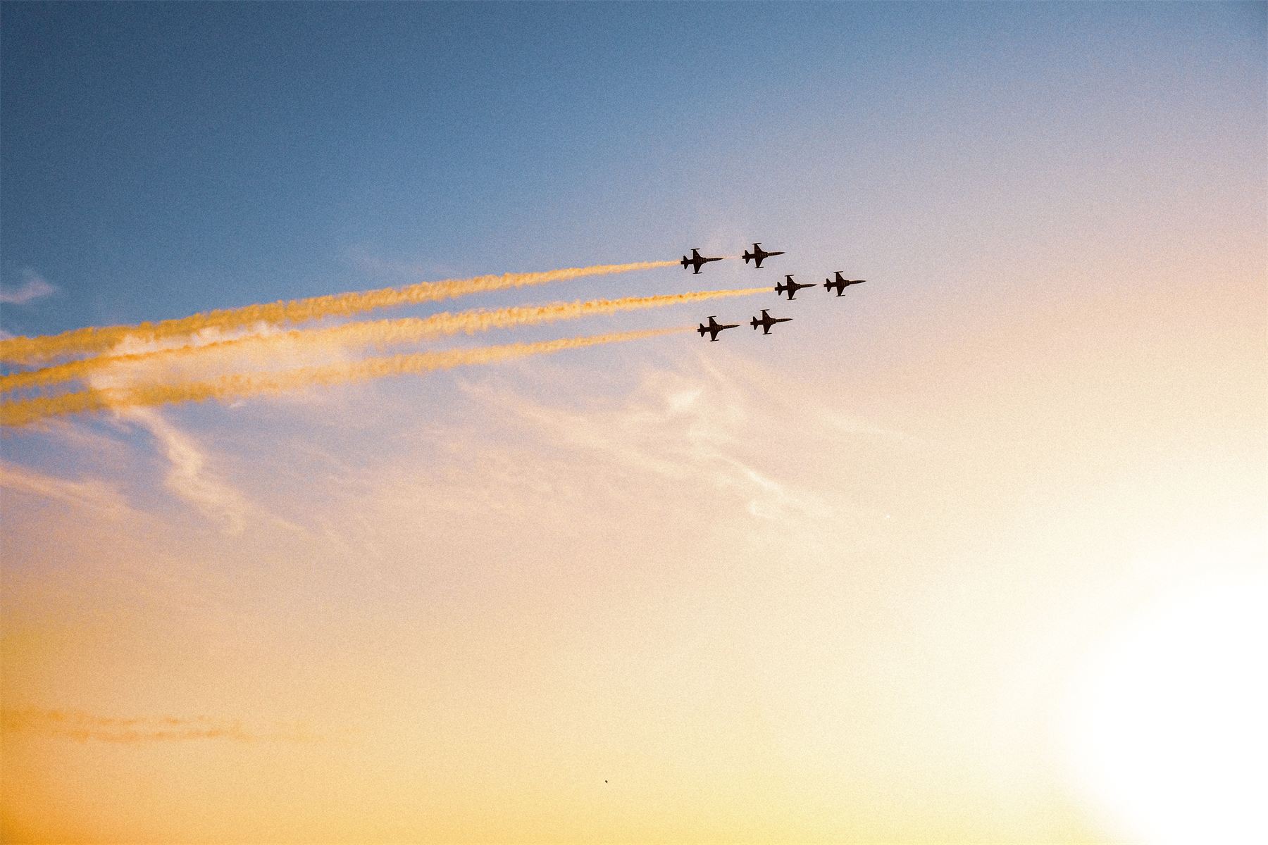 Düsenjets in Formation am Abendhimmel